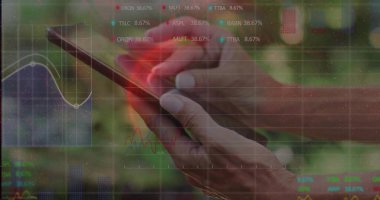 Olgun bir kadının elleriyle dokunmatik ekranı tıklatarak ticaret grafiklerini ve şebeke çizgilerini gösteriyor. Finans, teknoloji, veri görselleştirme, yatırım, analiz, dijital, profesyonel