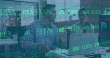 İş arkadaşları gömlek ve bluz giyip açık ofiste saatlerle dizüstü bilgisayarda hisse senedi verilerini tartışıyor. Profesyonel, çalışma alanı, modern, finans, takım çalışması, işbirliği, şirket