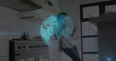 Bluzlu ve pantolonlu kadın ev mutfağında akıllı telefondan konuşuyor, dünya hologramı, fotokopi odası. Teknoloji, bağlantı, yenilik, modernlik, iletişim, ev ortamı, dijital arayüz