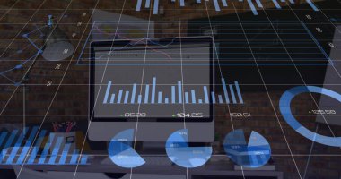 Ofis masasında kalem tutacağı ve renkli kalemlerle 3D bar, çizgi, turta grafiklerini gösteren monitör görüntüleniyor. Gelecekçi, dijital, yaratıcı, yenilikçi, teknoloji, çalışma alanı, veri