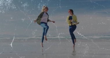 Sahil şeridinde rahat ceketler ve kot pantolon giyen iki arkadaşın neşeli bir bağ kurduğunu gösteriyor. Macera, arkadaşlık, canlılık, açık hava, boş zaman, kaygısız, mutluluk