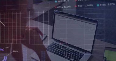 Gümüş dizüstü bilgisayarda yazı yazan orta yaşlı bir kadın masasında akıllı telefon tutuyor, üzerinde yüzen çizelgeler var. Profesyonel, teknoloji, çalışma alanı, veri, analiz, üretkenlik, modern