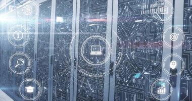 Parlayan metal sunucu rafları veri merkezinde holografik simgelerle devre desenlerini gösteriyor. Teknoloji, yenilik, siber güvenlik, dijital, fütüristik, veri, ağ