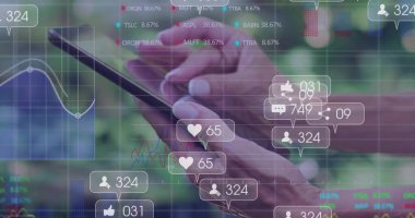 Olgun bir kadının elleri parktaki bankta tablet kullanıyor. Sosyal simgelerin tablet çizelgeleri var. Teknoloji, bağlantı, analitik, açık hava, boş zaman, dijital, iletişim