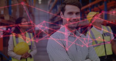 Yelekleri, rafları, kutuları, şebeke kaplamaları olan depo koridorunda yönetici rehberlik ekibi. Sanayi, lojistik, takım çalışması, organizasyon, bağlantı, verimlilik, altyapı