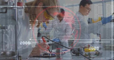 Laboratuvar bankında laboratuvar önlüğü sondası devre kartında test mühendisi, kod HUD 2006-2020 ile örtüşüyor. Teknoloji, yenilik, işbirliği, kesinlik, araştırma, prototip, endüstriyel