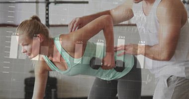 Yetişkin bir kadını kaldırarak, salonda gerilmiş halterlerle, biyometrik grafikler göstererek dambıl sırasına dizmek. Fitness, training, strength, wellness, biomechanics, health, performance