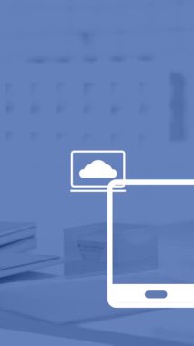 Ofis masasına karşı birden fazla dijital simge ve istatistiksel veri işleme animasyonu. Bilgisayar arayüzü ve iş veri teknolojisi kavramı