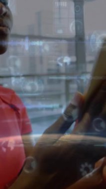 Animasyonlu akıllı telefonu tutmak, gelecekteki teknoloji arayüzünü araştırmak. yenilik, dijital, keşif, UI, ekran, etkileşim