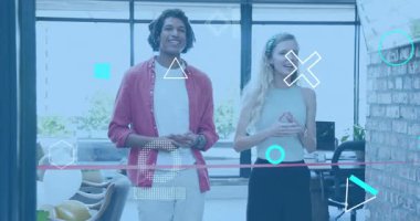 Kadın sunucuya elini koyuyor animasyon şekiller yaratıyor ve teknoloji salonunda kahkahalar atıyor. İşbirliği, iletişim, takım çalışması, modern, profesyonel, yenilik, gelişigüzel