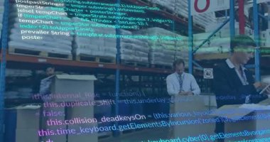 Depo müdürü tabletteki eşyaları doğruluyor, kutulara bant yapıştırıyor, kod sinyali veriyor. Lojistik, otomasyon, envanter, tedarik zinciri, sanayi, işbirliği, dijital teknoloji