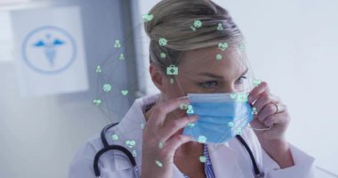 Doktor mavi cerrahi maske takıyor ve kliniğe hazırlık görevlerini birleştiren ikonlar yerleştiriyor. Tıbbi, sağlık, profesyonellik, temiz, steril, dijital, iletişim