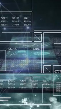 Çubukların, dairelerin, sayıların, bağlantılı noktaların, birden fazla tıbbi arayüzün üzerindeki grafiklerin animasyonu. Dijital olarak üretilmiş, hologram, rapor, iş, büyüme, molekül, sağlık ve teknoloji.