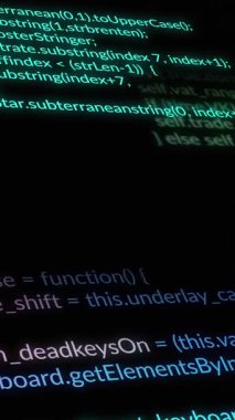 Siyah arkaplanda yeşil bilgisayar sunucuları üzerinde veri işleme. İletişim, bilgi işleme ve dijital arayüz teknolojisi, dijital olarak oluşturulmuş video.