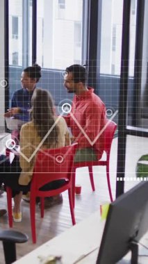 Ofisteki çeşitli iş adamları üzerinde finansal veri işleme animasyonu. Küresel finans, iş, bağlantılar, hesaplama ve veri işleme kavramı dijital olarak oluşturulmuş video.