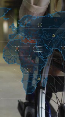 Ofiste tekerlekli sandalyedeki engelli bir kadına karşı dünya haritasının animasyonu. Küresel ağ ve iş teknolojisi kavramı