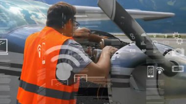 Mürettebat teknisyeni havacılık bakımını kullanarak hortum kıskaçlarını denetliyor. Havacılık, bakım, mühendislik, sorun giderme, endüstriyel, güvenlik, teknoloji