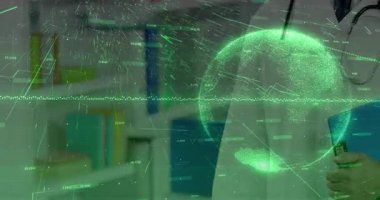 Holografik küreye dönüşen verileri kaydırmak, arkasında steteskop ile gülümseyen doktoru ortaya çıkarmak. Dijital, yenilik, teknoloji, fütürizm, profesyonellik, sağlık, görselleştirme