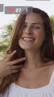 Dışarıdaki gülümseyen kadın sosyal medya bilgilendirmeleriyle animasyon yapıyor. teknoloji, iletişim, dijital, akıllı telefon, bağlantı, etkileşim