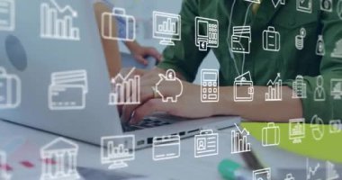 Ofiste dizüstü bilgisayarda yazan Çinli bir adam, iş arkadaşının eğilim göstermesi finans simgelerinin yer değiştirmesine neden oluyor. Profesyonel, işbirlikçi, analitik, dijital, çağdaş, zarif, üretken