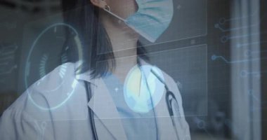 Tıbbi uzmanlar yüzen veri panellerini inceliyor ve hastanın güvenliği için yüz kalkanını alıyor. Sağlık, profesyonellik, yenilik, teknoloji, güvenlik, klinik, fütürist