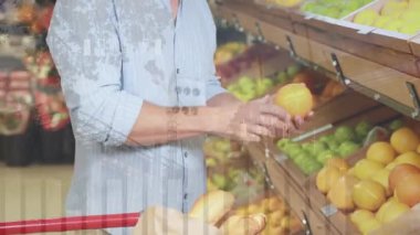 Pazar alışverişi yapan, limon toplayan mutlu beyaz adamın finansal verilerinin animasyonu. ev bütçesi, finans, ekonomi, alışveriş ve dijital olarak üretilen video konsepti.