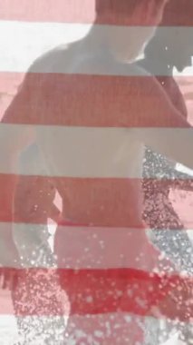Amerika bayrağının yaz aylarında sahildeki çeşitli mutlu arkadaşlara karşı animasyonu. Amerikan vatanseverliği, çeşitlilik ve tatil konsepti dijital olarak oluşturulmuş video.