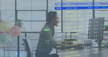 Çift içeri giriyor, balonları itiyor, masadaki sürpriz akranları, borsa çizelgeleri, kıvılcım saçan kutlamalar. Kutlama, takım çalışması, şenlik, yenilik, birlikte çalışma, modern, neşeli