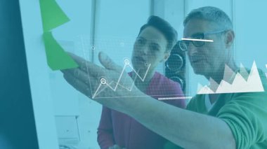 Analiz için dünya haritasına geçiş çizelgelerini etkinleştirmeyi tartışan iki meslektaş. İşbirlikçi, analitik, dijital, profesyonel, modern, stratejik, veri