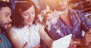 Teknoloji ekibi tableti tıklatıyor ve artan grafik eğilimlerini inceleyen iş arkadaşlarıyla birlikte dünya haritası düğümlerini canlandırıyor. Teknoloji, işbirliği, veri görselleştirme, yenilik, dijital, iş, gelecek