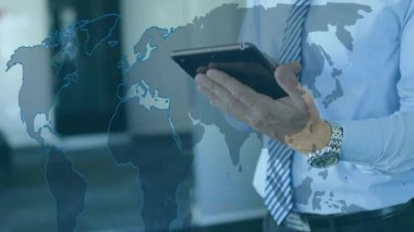 Şirket ofisinde tableti tıklatan adam dünya haritası simgeleri ve altıgen ağıyla veriyi görselleştiriyor. Teknoloji, analitik, dijital, yenilik, iş, ağ, fütüristik