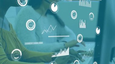 Veri girdikten sonra, çağrı merkezi ajanları kulaklıkları takıyor, dosyaları izlerken çağrıları başlatıyorlar. İşbirliği, iletişim, analitik, profesyonel, modern, takım çalışması, teknoloji