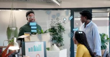 İşe yeni giren eleman, fabrikalı kutu taşıyor, iş dünyasına girerken iş arkadaşlarını selamlıyor. İşbirliği, takım çalışması, modern, canlı, çeşitlilik, iletişim, profesyonel