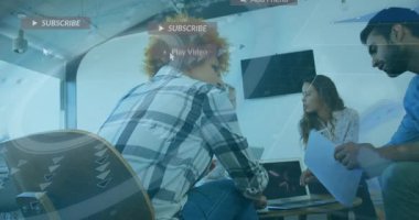 Sosyal ikonlar ofis toplantısında dikkatlerini dağıtırken iş arkadaşları masada konuşuyor. İşbirliği, takım çalışması, dijital bağlantı, modernlik, iş toplantısı, profesyonel, yenilik