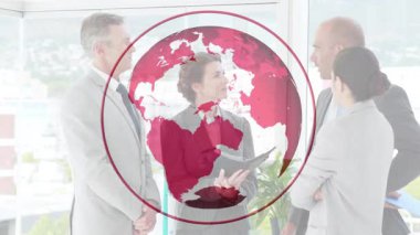 Tabletteki kadının iş görüşmesinde iş arkadaşlarına kırmızı küre hareketi yapması üzerine. Şirket, takım çalışması, yenilik, küresel, strateji, modern, iletişim