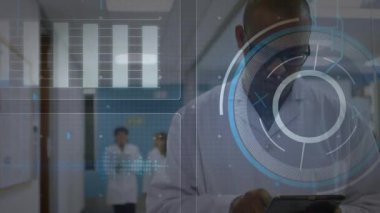 Laboratuvar koridorunda yürüyen bir bilim adamı, iki meslektaşı el kol hareketi yaparken veri değişimi araştırması yapıyor. Teknoloji, yenilik, işbirliği, araştırma, analitik, fütüristik, veri görselleştirmesi