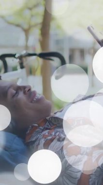 Açık havada akıllı telefon kullanmak, insanları çevreleyen ışık efektlerinin animasyonu. Teknoloji, bağlantı, dijital, iletişim, yenilik, aydınlanma