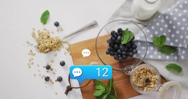 Beyaz sohbet baloncuğunun ortaya çıkması, kahvaltıda artan yorumları tetikliyor. Granola, yaban mersini, kahvaltı, düz yatak, sağlıklı beslenme, minimalist