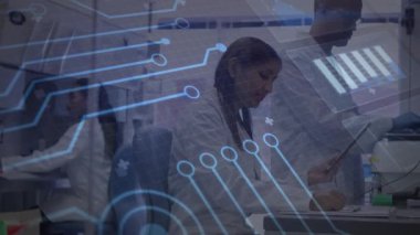 Merkez teknisyeninin tableti tıklaması ve veri analizi için laboratuarı çevreleyen devre grafikleri başlatılması. Teknoloji, yenilik, işbirliği, bilimsel, fütüristik, araştırma, dijital