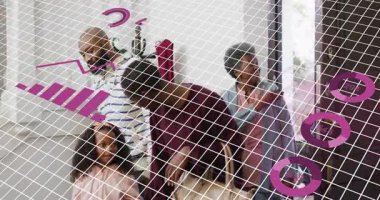 Üç nesil fuayeye giriyor, bar tablosu yükseliyor, ölçümler evde veri analizlerini göstermek için kayıyor. Aile, analitik, veri görselleştirme, çok nesilli, ev, yerli, gösterge paneli