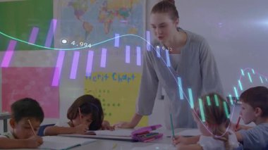 Sınıf çizelgeleri yükselip alçalırken öğretmenler öğrencilerin üzerine eğiliyor ve masa başında yazı yazıyor. Eğitim, akıl hocalığı, çocukluk, durağanlık, öğrenme, işbirliği, eğitim