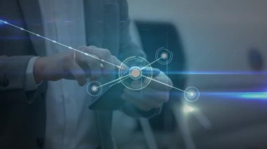 Havaalanında akıllı telefon kullanan iş adamlarıyla olan bağlantıların animasyonu. küresel iş, dijital arayüz ve teknoloji konsepti dijital olarak oluşturulmuş video.