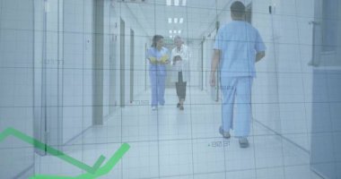 Tıbbi personel duraklama tabletini canlandırıyor; meslektaşı nokta veri dağılımını birleştiriyor. Sağlık, profesyonellik, veri analizi, işbirliği, modern, teknoloji, takım çalışması