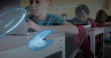 Sınıfta dizüstü bilgisayarda yazan çocuk dairesel HUD grafiklerini aktifleştiriyor ve ilerleyişi resmediyor. Edtech, eğitim, yenilik, dijital arayüz, fütürist, işbirliği, gençlik