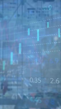 Şehir manzarası üzerinde finansal veri işleme animasyonu. küresel iş, finans ve dijital arayüz kavramı dijital olarak oluşturulmuş video.