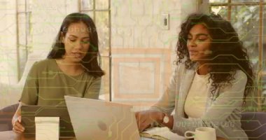 İki teknisyen sohbet baloncukları gösteren cihazları kaydırıyor, konum kodunu gözden geçirmek için arama yapıyorlar. İşbirliği, çalışma alanı, iletişim, teknoloji, dijital, profesyonellik, içişleri