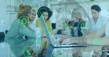 Proje ekibi dizüstü bilgisayar ve kaydırmalı tablet yazarak sürdürülebilirlik simgelerini dünya haritası üzerinde görselleştiriyor. İşbirliği, yenilik, çevre, şirket, modern, analitik, takım çalışması