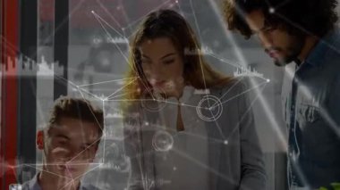 Kadın tableti gösterip analitik analizleri karşılaştırarak bilgisayarında teknik verileri yükleyen adam. İşbirliği, takım çalışması, veri analizi, dijital çalışma alanı, modern çevre, iş verimliliği, teknoloji