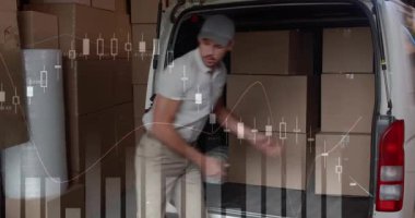 Beyaz erkek kuryenin paketleri arabaya yüklemesi üzerine finansal verilerin animasyonu. iş, finans ve dağıtım hizmetleri kavramı dijital olarak oluşturulmuş video hizmetleri.