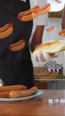 Sosisli hazırlamak, önlüklü insanlar ve üzerinde sosisli animasyonu olan eldivenler. Yemek, yemek, aşçılık, hazırlık, sosisli sandviç, takım çalışması